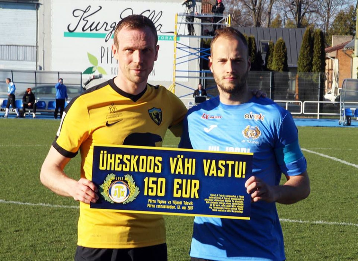 Jalgpalliklubi Pärnu Vaprus kapten Karl Palatu (vasakul) ja Viljandi Tuleviku kapten Indrek Ilves