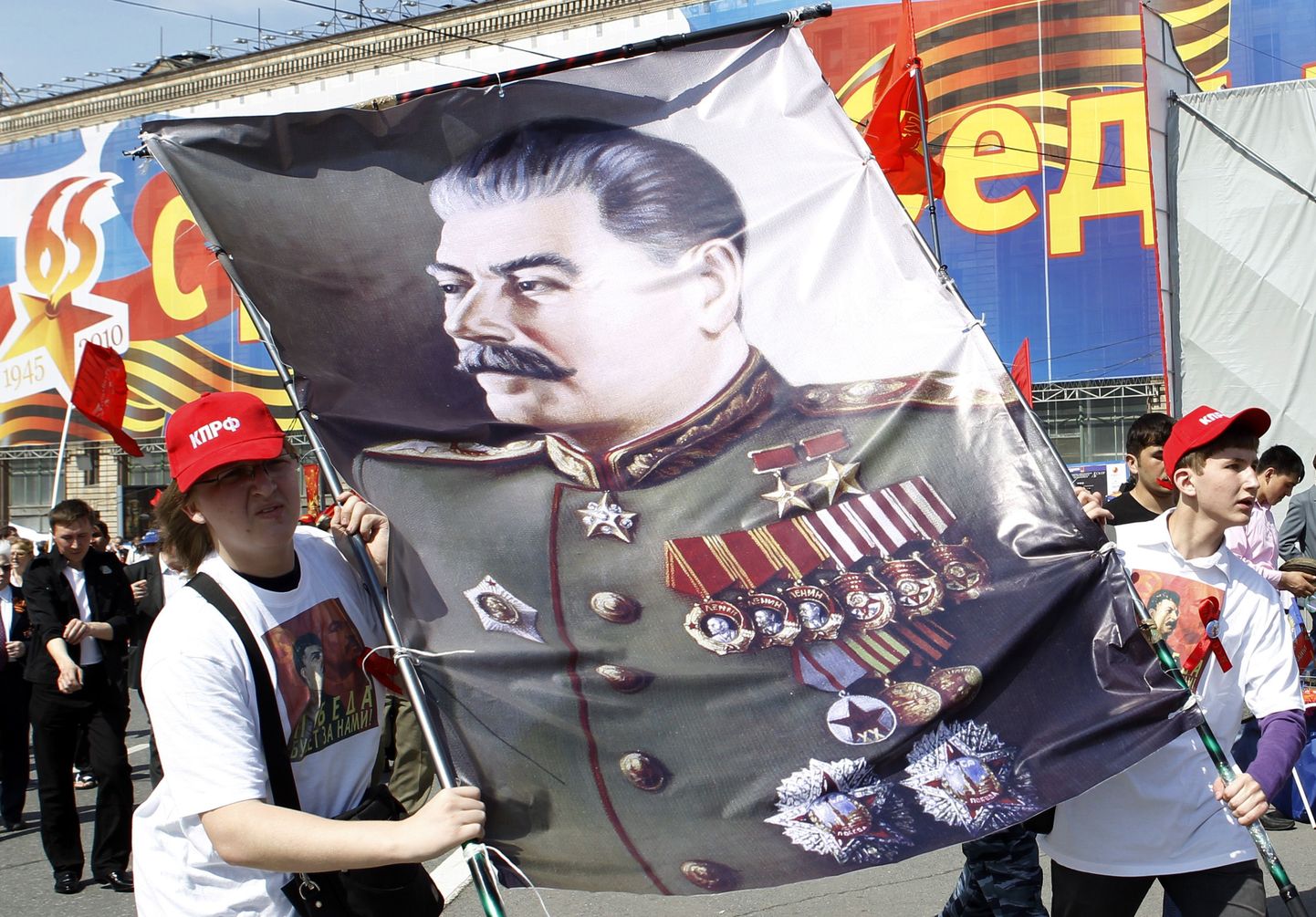 Vene kommunistid 9. mail Moskvas Jossif Stalini portreega.