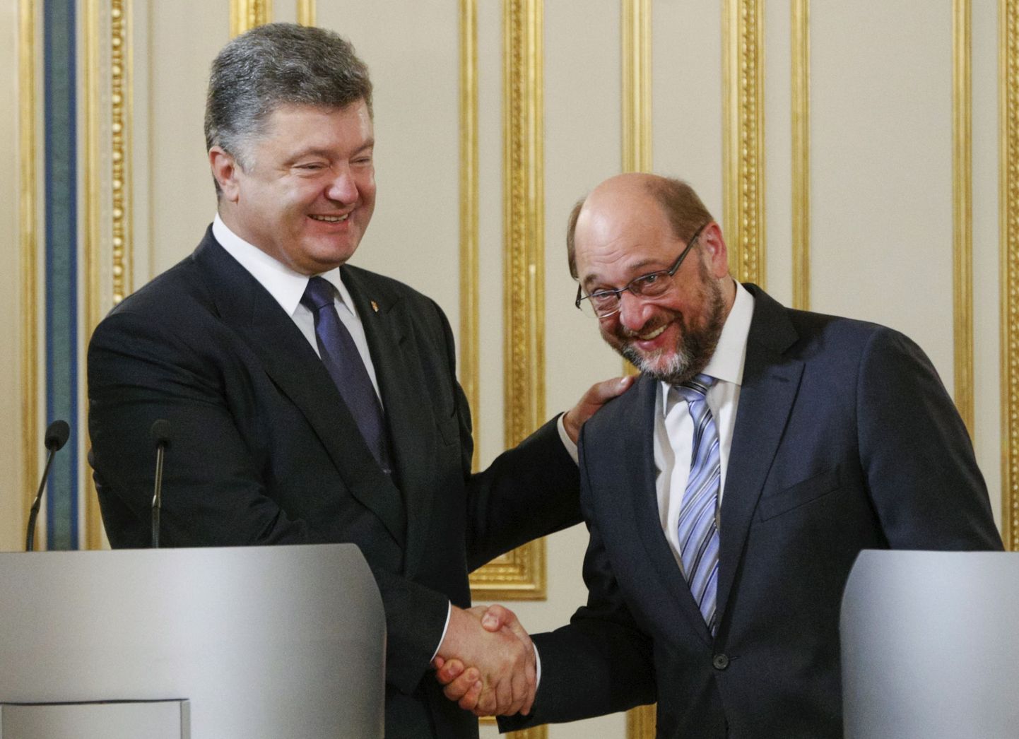 Petro Porošenko(vasakul) kätlemas Euroopa Parlamendi esimehe Martin Schulziga