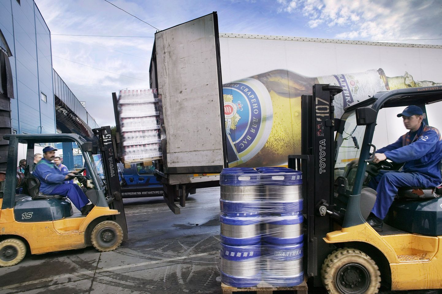 Veoauto laadimine õllega Carlsbergile kuuluva Baltika ühes tehases.