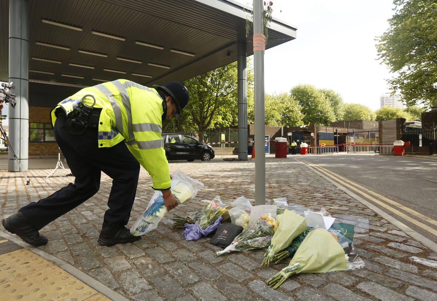 На юго-востоке Лондона в районе Вулич подвергся нападению человек. Его ударили ножом 300 метрах от того места, где воскресенье собрались люди почтить память убитого в минувшую среду британского военнослужащего Ли Ригби.