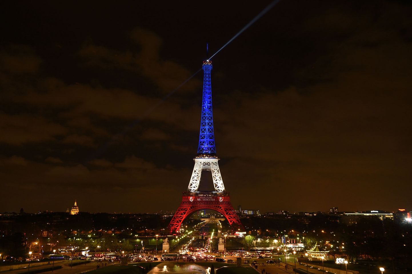 Prantsuse lipuvärvides Eiffeli torn.