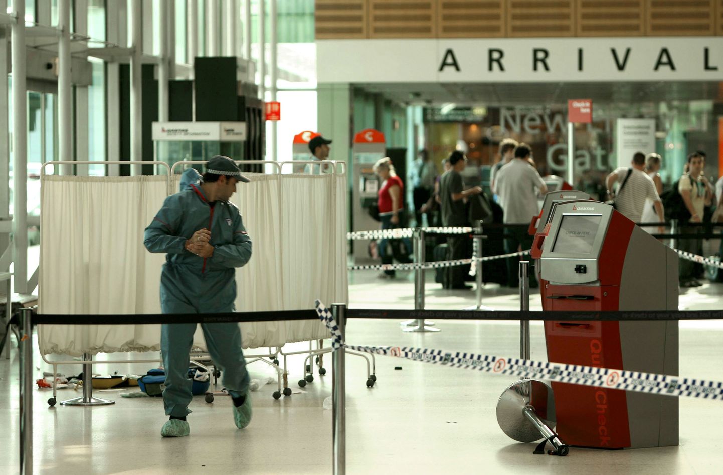 Austraalia politsei uurib verise võitluse jälgi Sydney lennujaamas.A