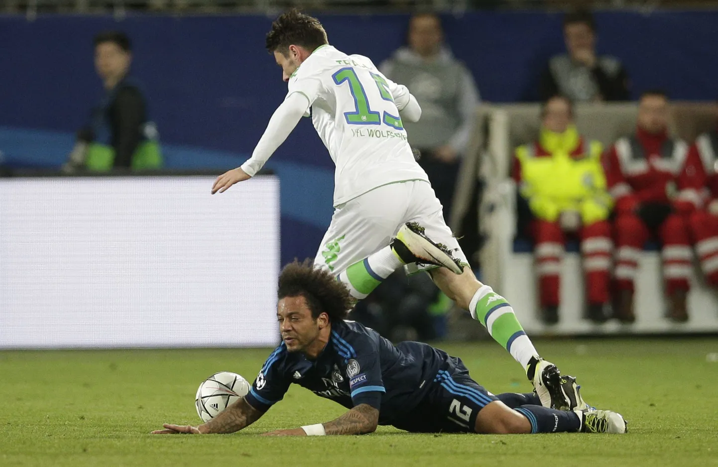 Marcelo (pikali) kohtumises Wolfsburgi vastu.