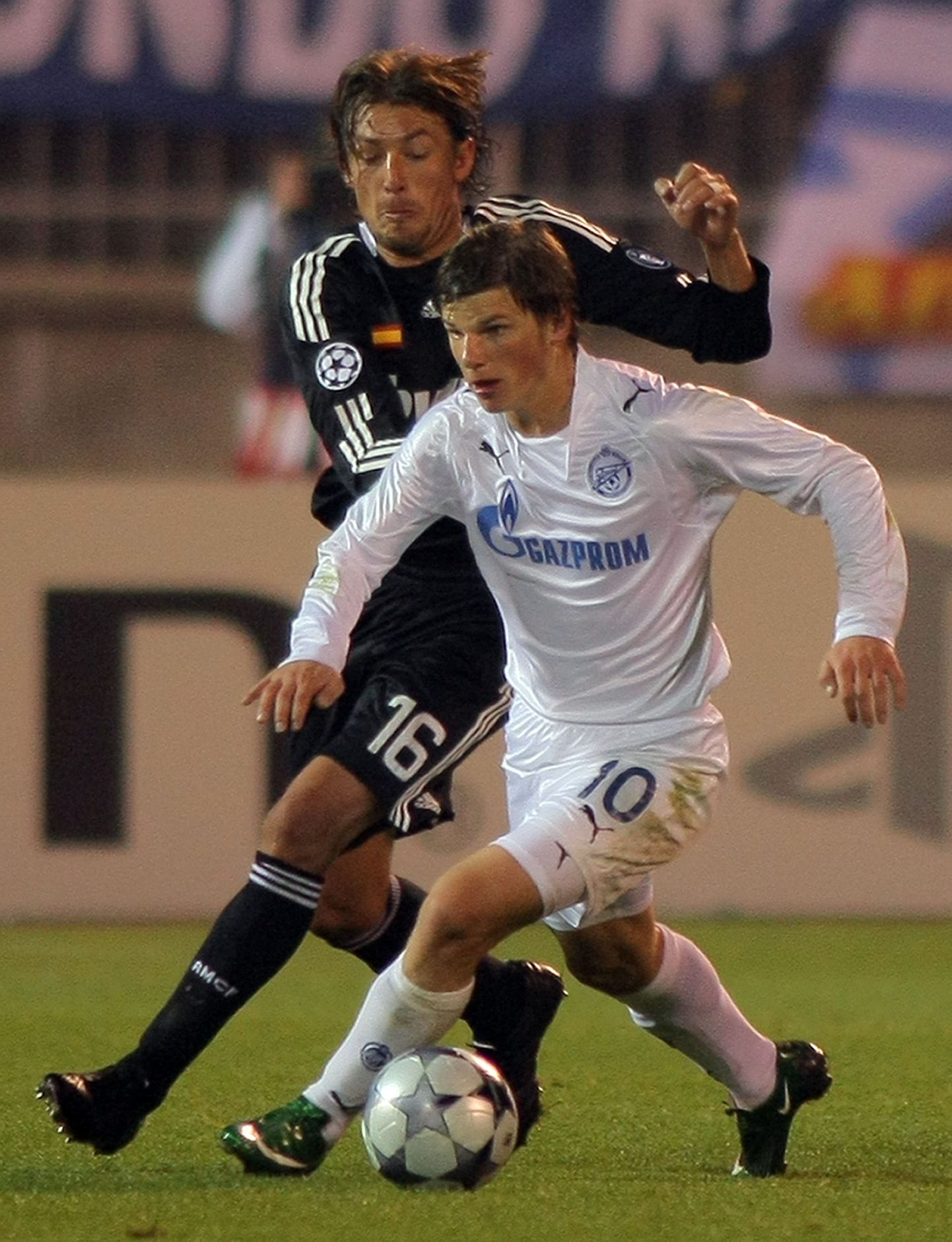 Peterburi Zeniidi ründaja Andrei Aršavin(valges) võitlemas Real Madridi kaitsja Gabriel Heinzega.