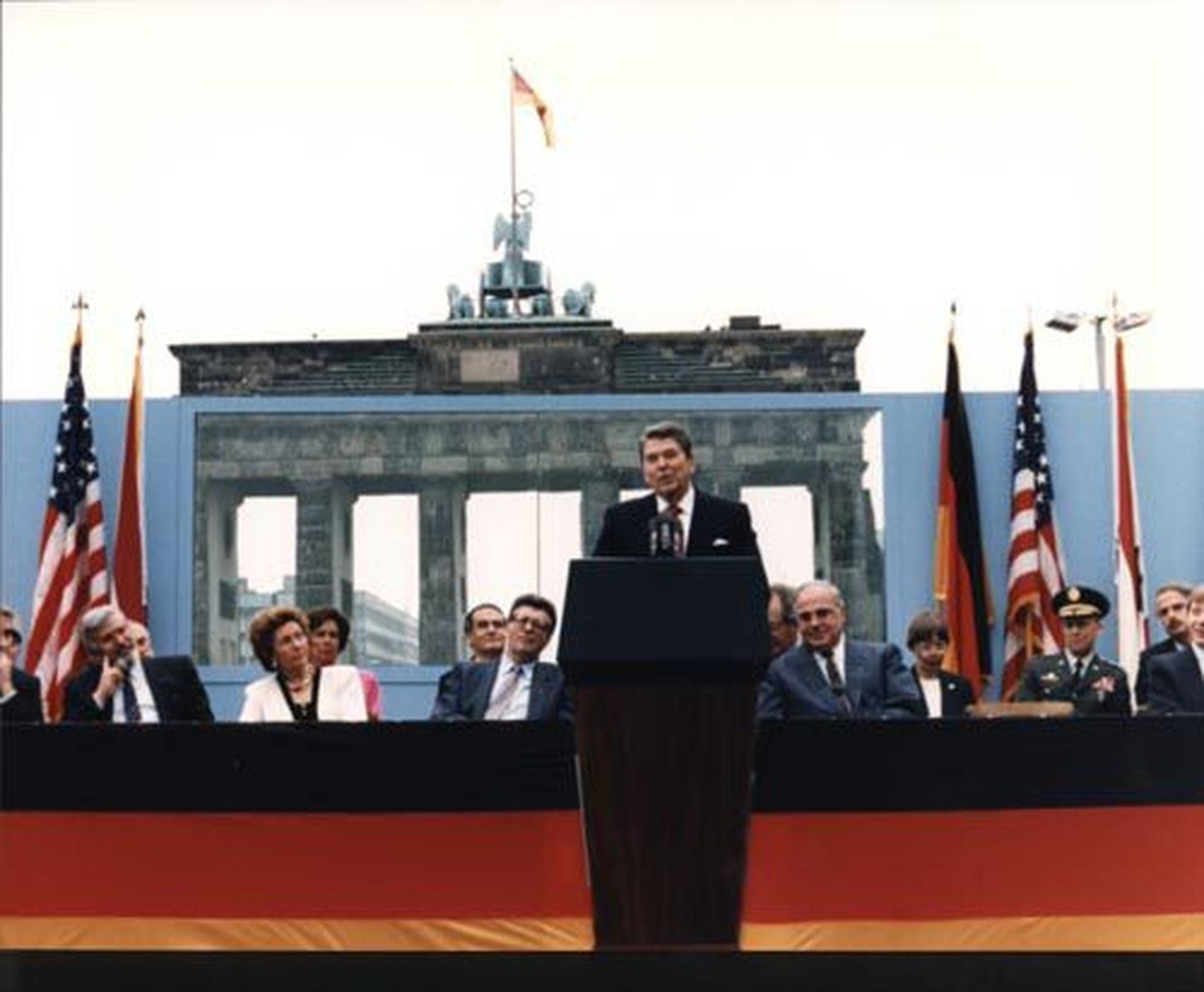 Ronald Reagan 1987. aastal Brandenburgi värava juures Lääne-Berliinis oma kuulsat kõnet pidamas, kus ta esitas Nõukogude Liidu parteijuhile üleskutse: «Mr Gorbatšov, kiskuge see müür maha!»