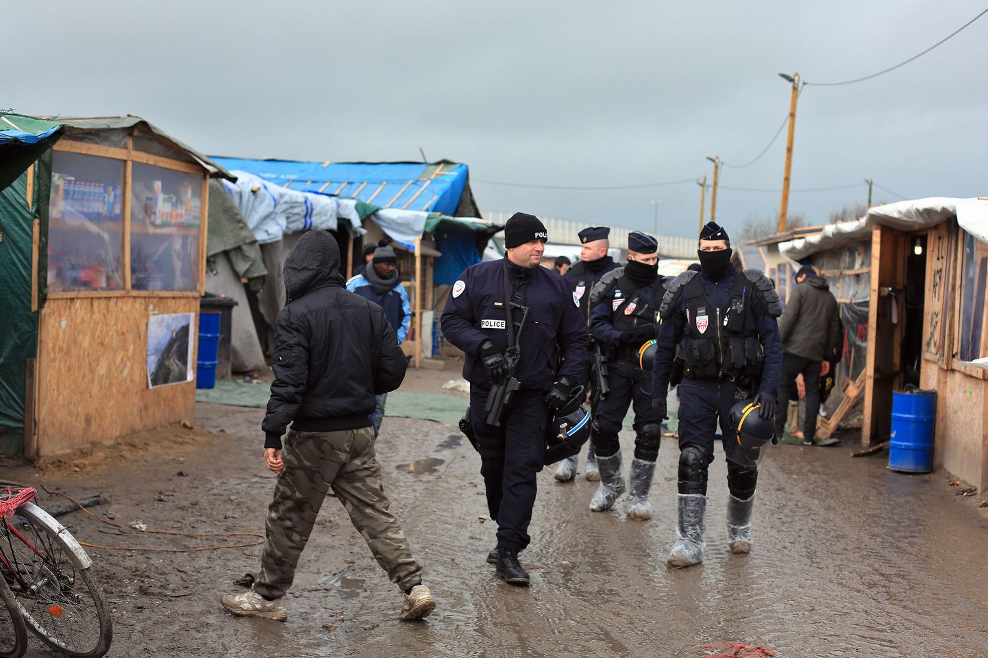Prantsuse märulipolitseinikud Calais' põgenikelaagris.