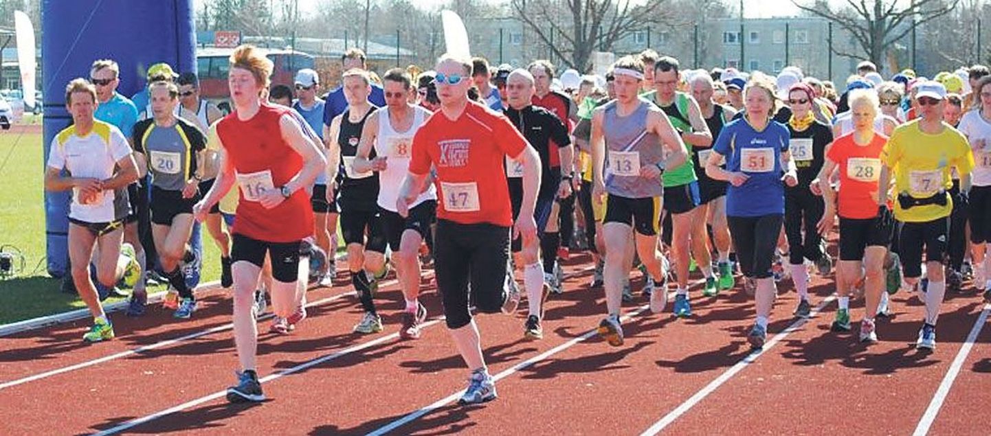 Ilus kevadilm meelitas Vändra staadionile maratoni starti nii Eesti kui lähinaabrite pikamaajooksjaid.