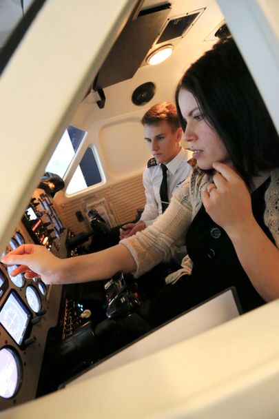 Lennusimulaatori instruktor Sten Christian Taal tutvustas enne lendu reporter Mari-Liis Pintsonile näidikuid, mida peab «õhus» olles jälgima.