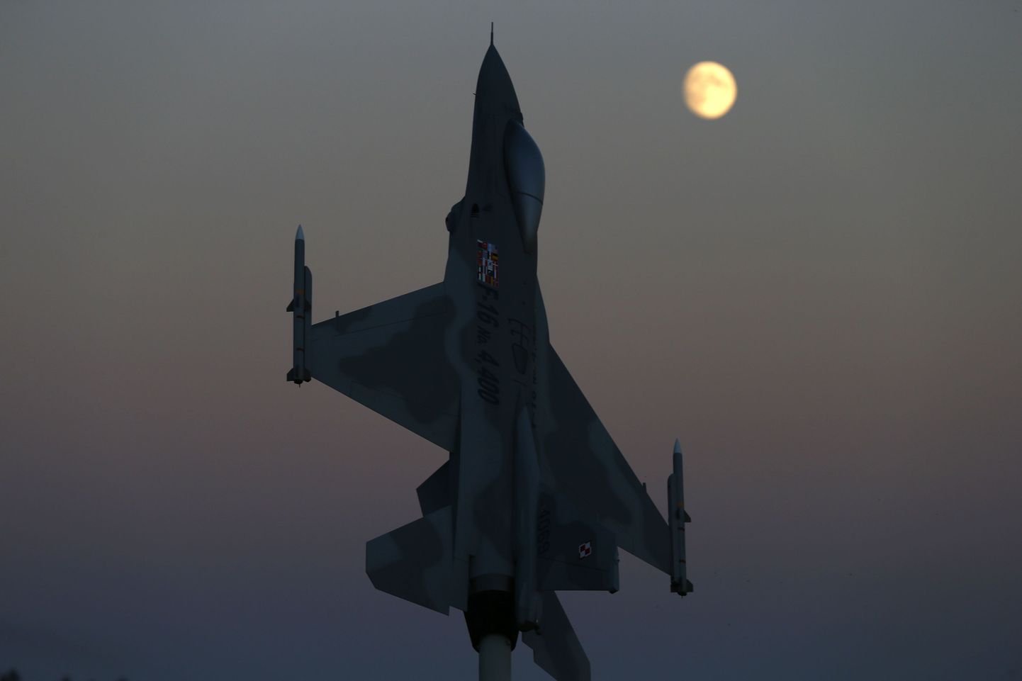 F-16-tüüpi hävituslennuk.