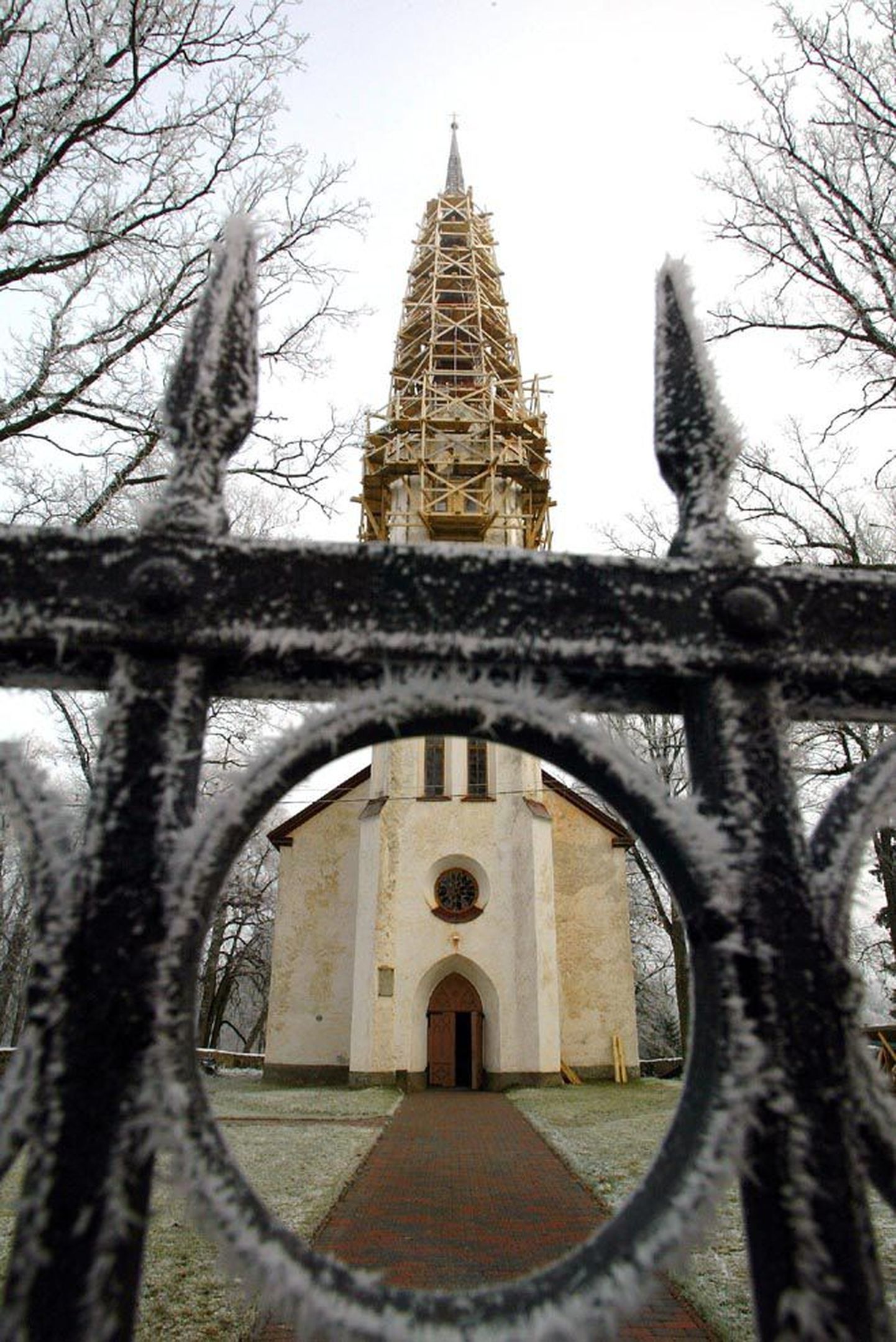 Kolga-Jaani kiriku torni uuendustööd kestavad tuleva aasta sügiseni.