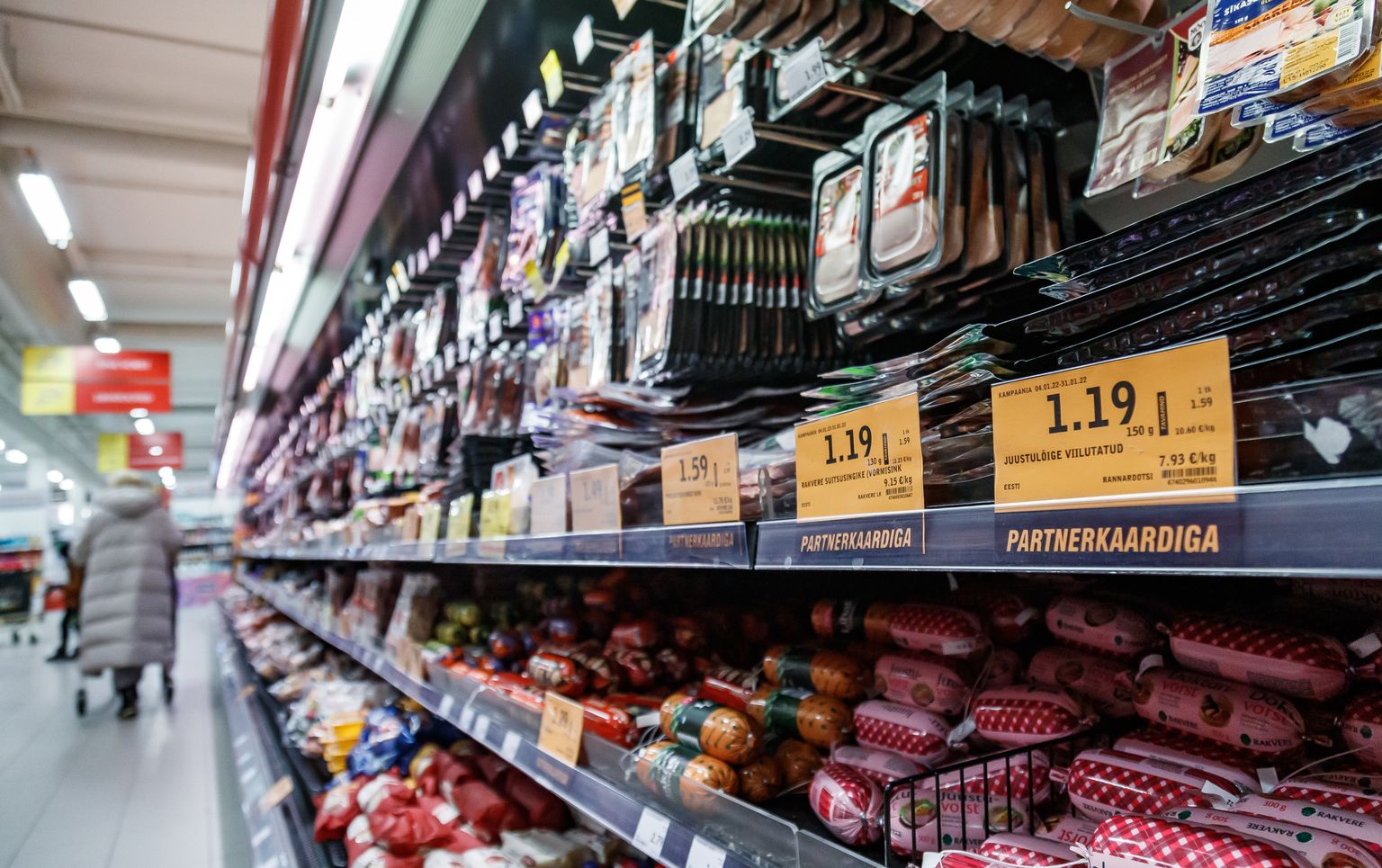 Стремительный рост цен на продукты питания привел к тому, что люди стали покупать все больше товаров со скидкой.