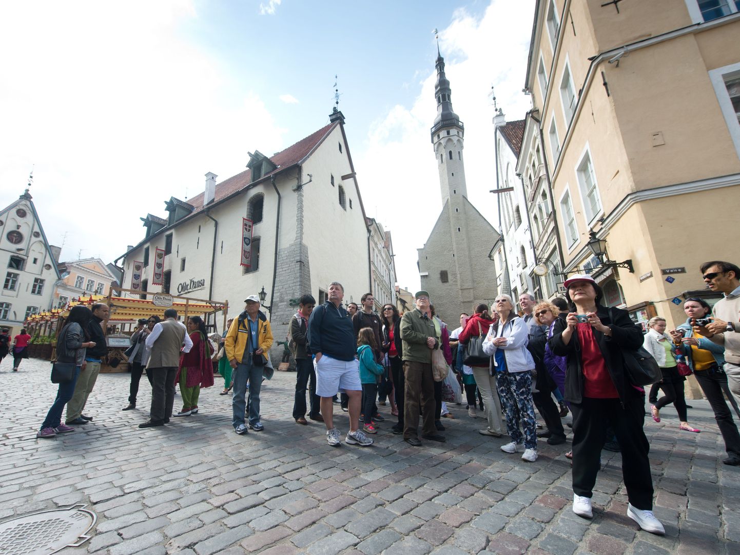 Kruiisituristid Tallinna vanalinnas.