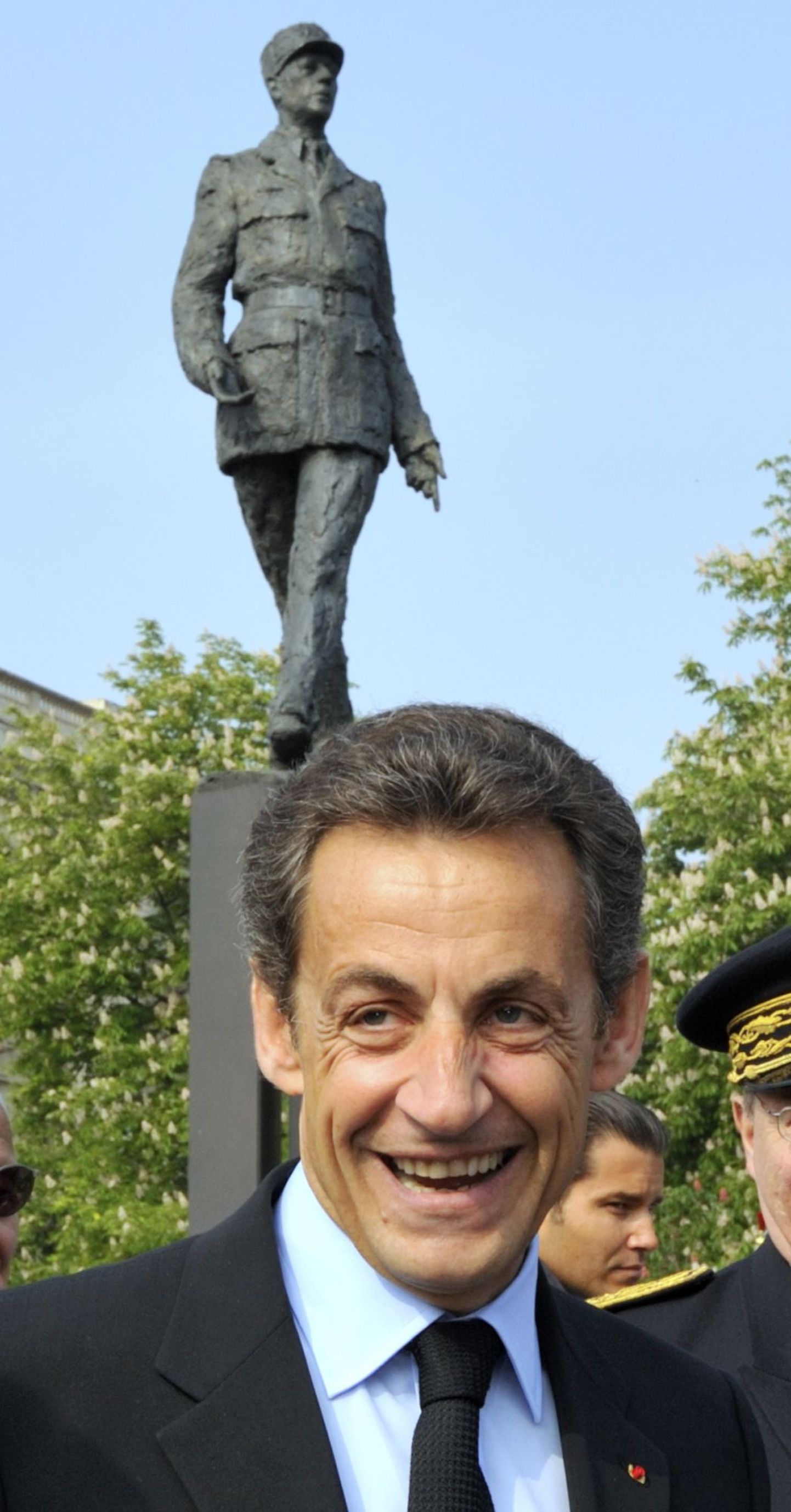 President Nicolas Sarkozy (taga paistab Charles de Gaulle'i monument).