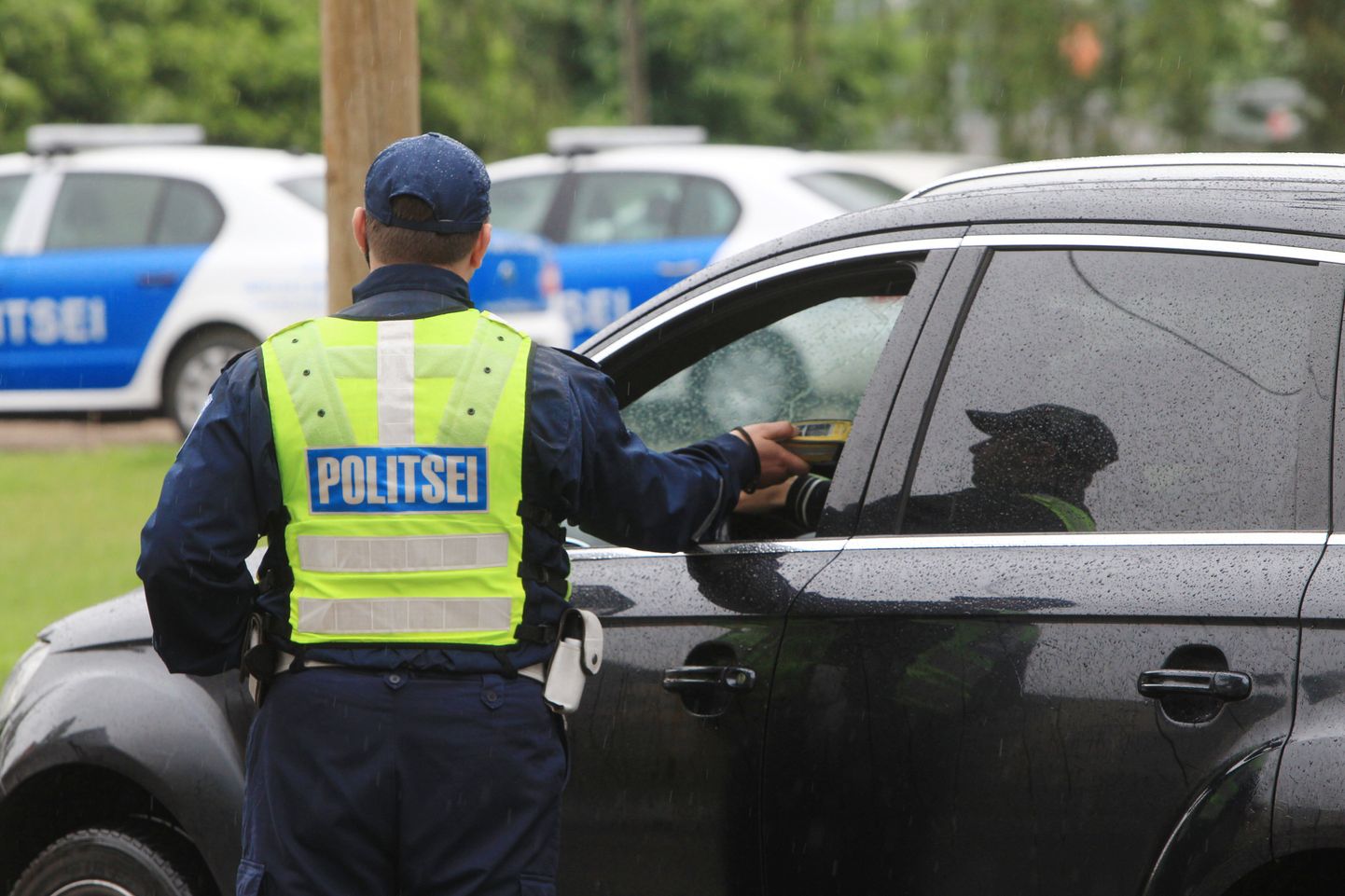 Politseinik autojuhi joovet kontrollimas. Foto on illustreeriv.