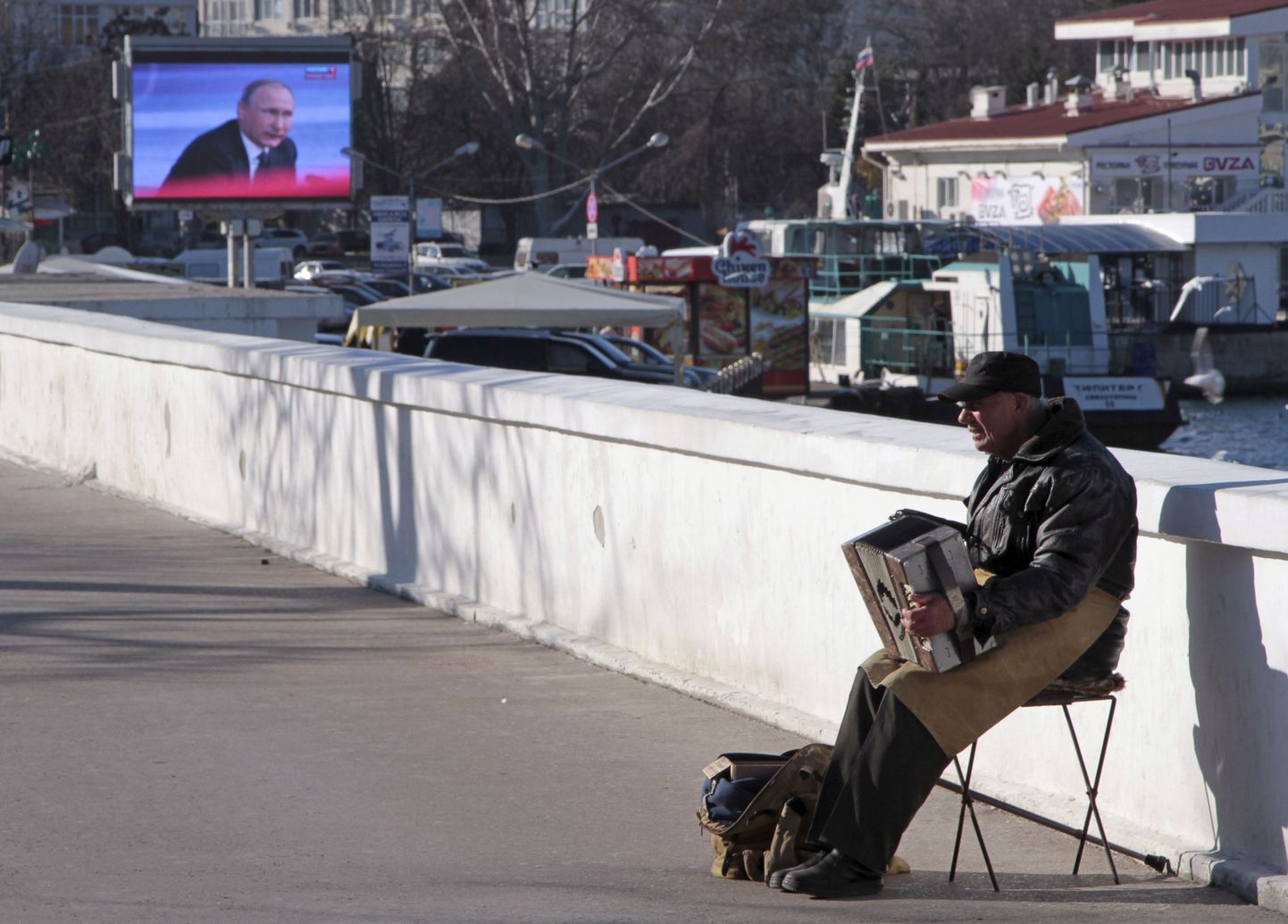 Sevastoopoli elanik Vladimir Putini taustal akordionit mängimas.