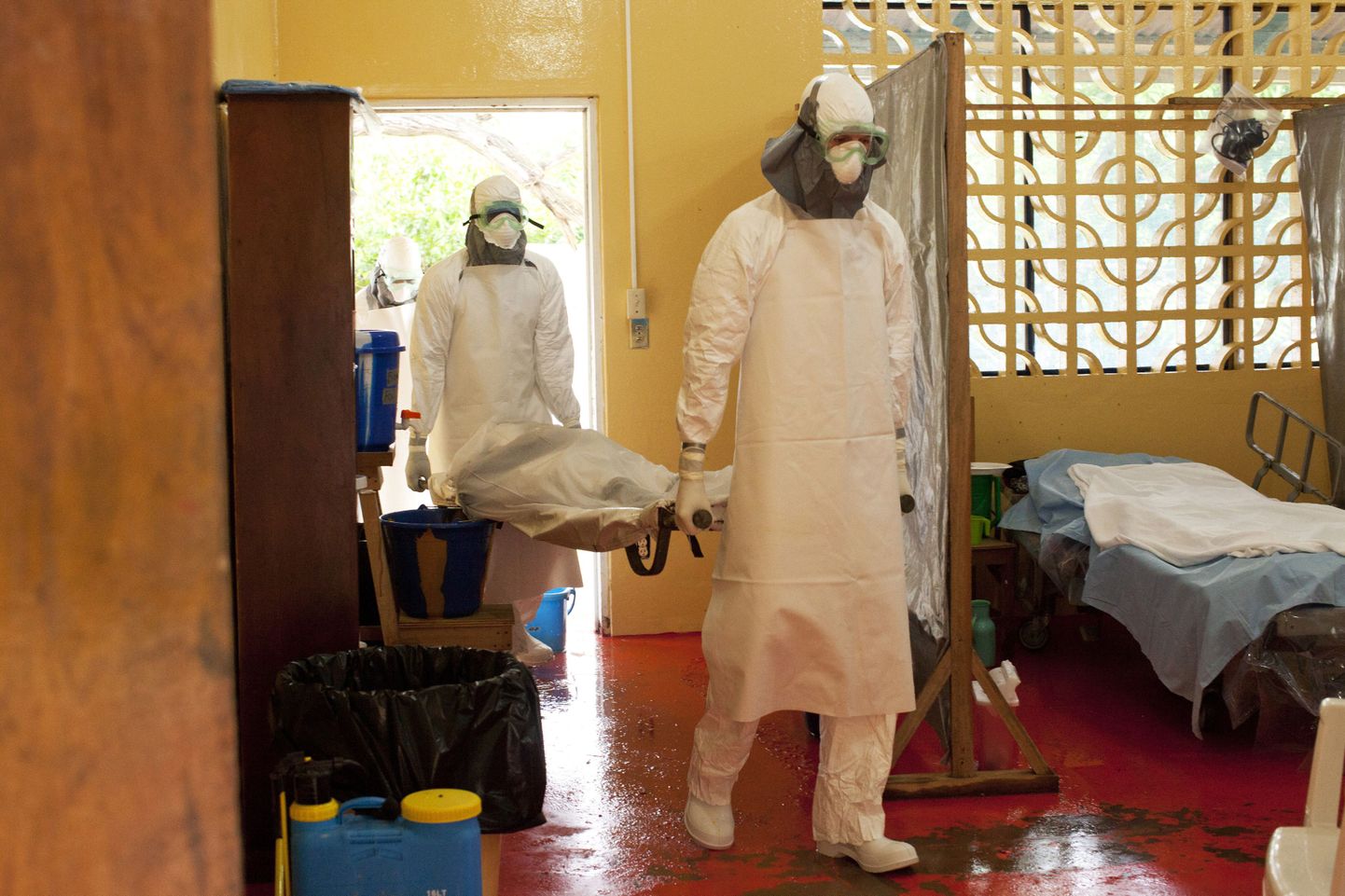 Tervishoiutöötajad võitlemas ebola viirusega Monrovia haiglas Libeerias.