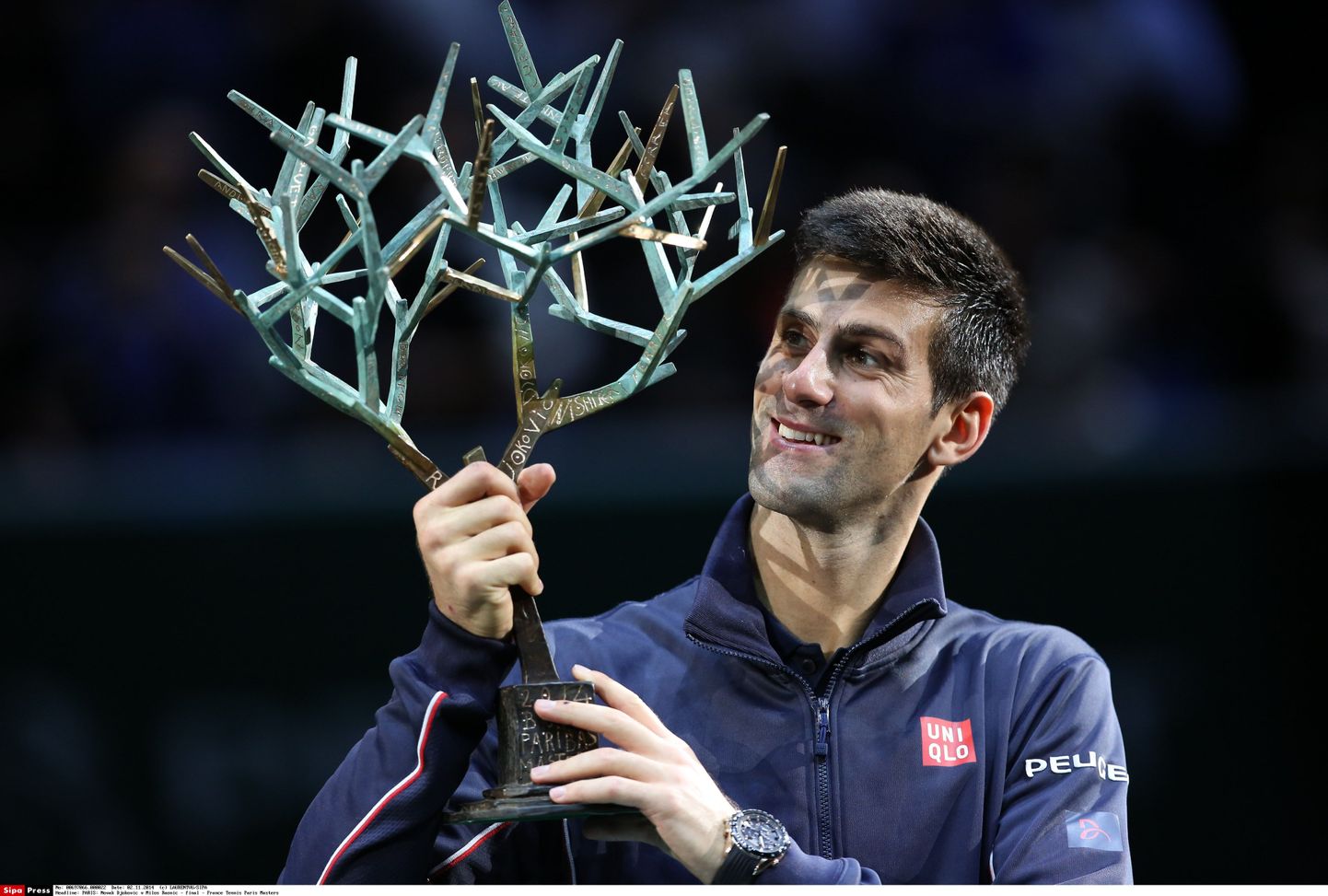 Novak Djokovic Pariisis võidetud karikaga.
