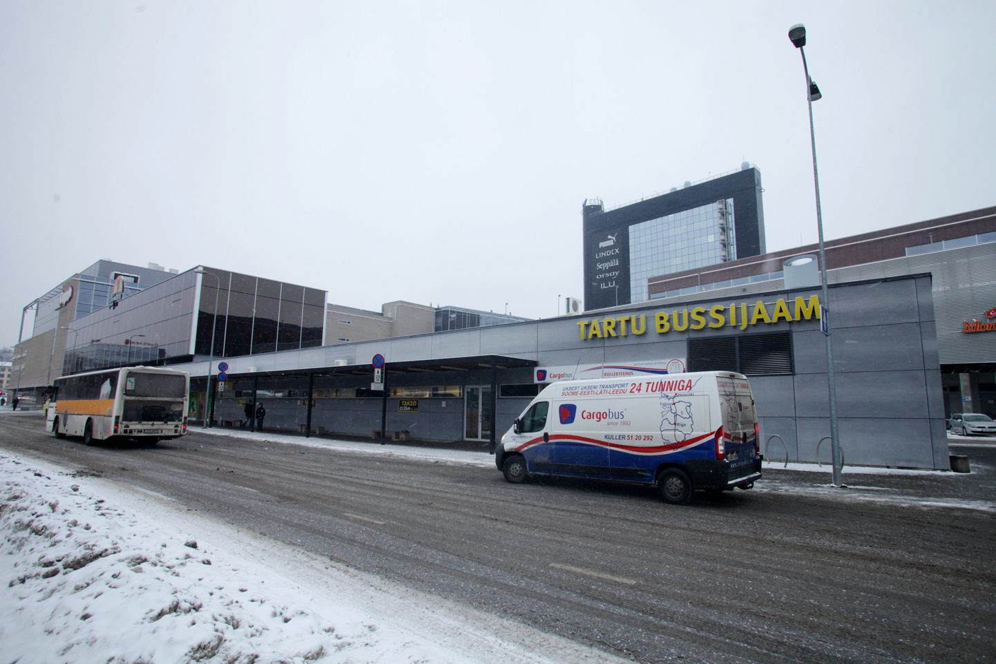 Pildil Tartu maaliinide bussijaam.