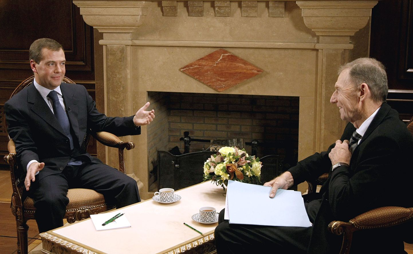 President Dmitri Medvedev (vasakul) annab intervjuu Le Figaro ajakirjanikule Etienne Mougeotte'ile.