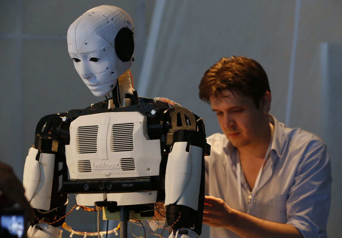 Vene tehnik valmistamas robotit 2014. aasta nn robotite balliks.