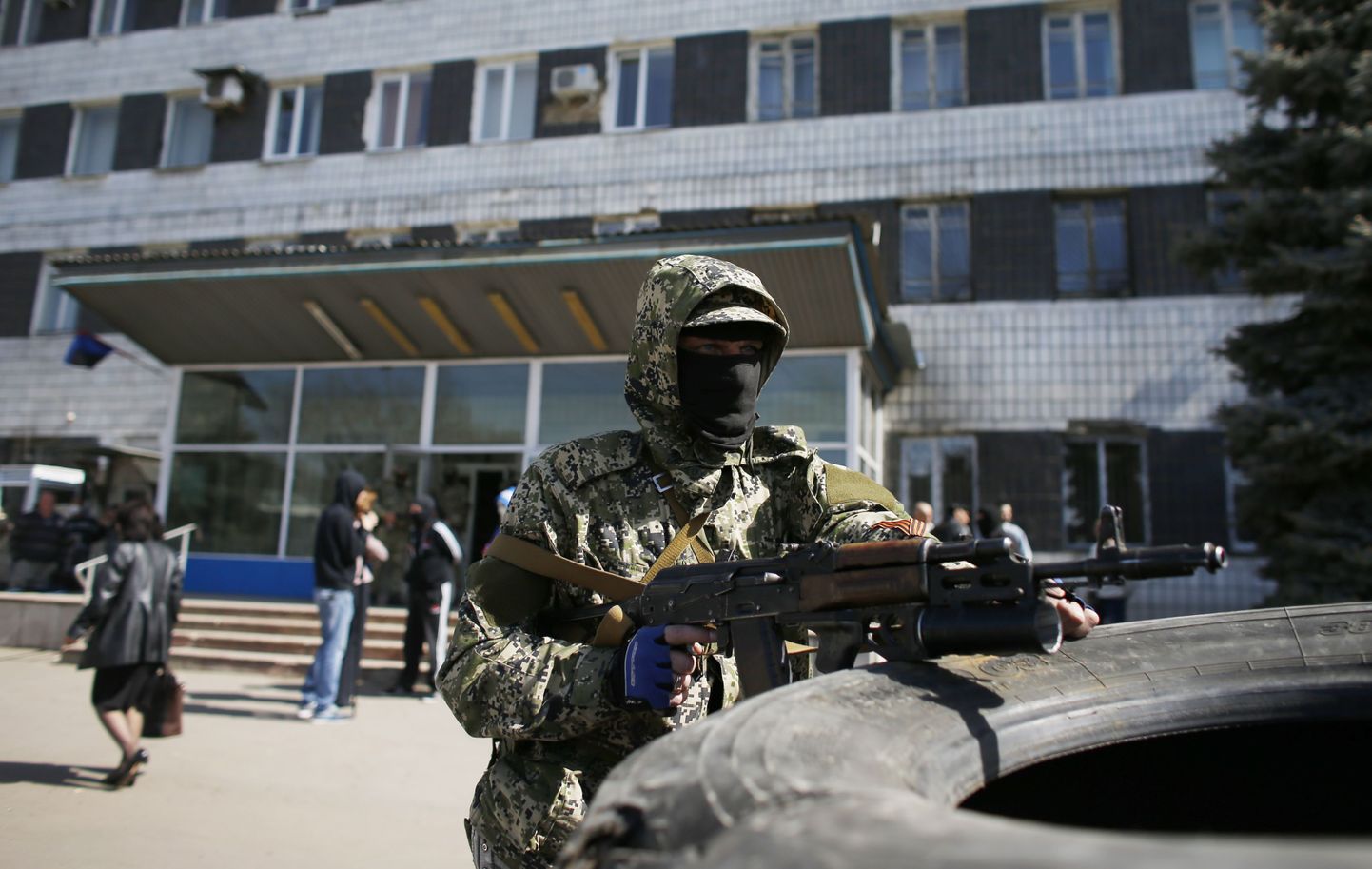 Venemeelsed separatistid hõivasid Donetski oblastis Kostjantõnivka miilitsajaoskonna esimese korruse.