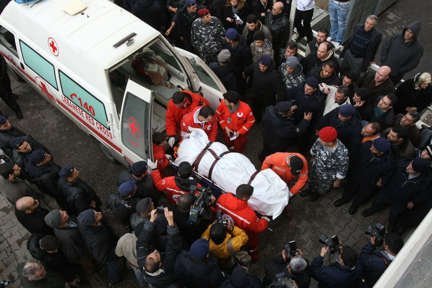 Ливанские медики грузят тело погибшего в авиакатастрофе.