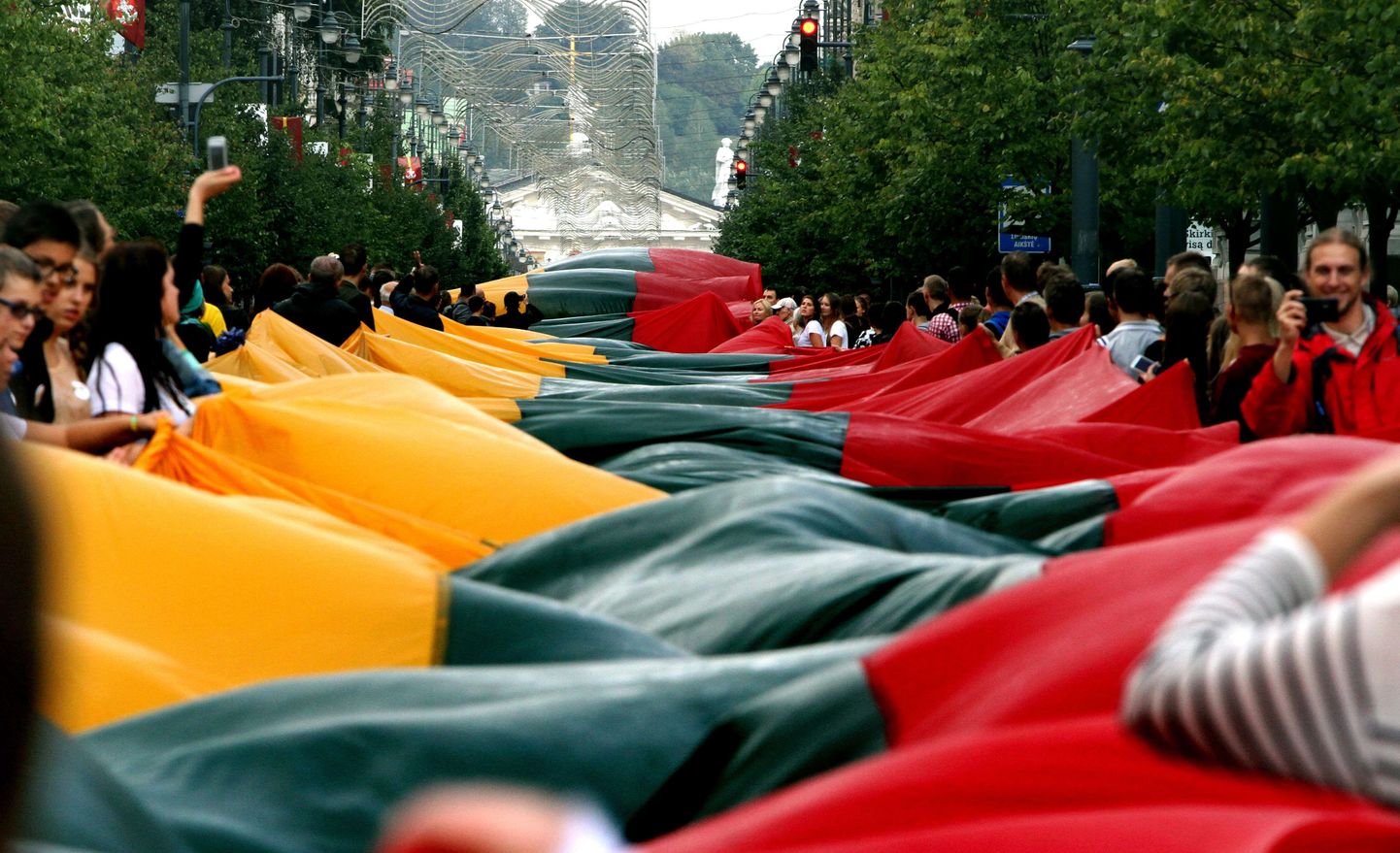 Leedukad Balti keti aastapäeva tähistamas hiiglasliku riigilipuga. Foto on tehtud mullu 23. augustil.