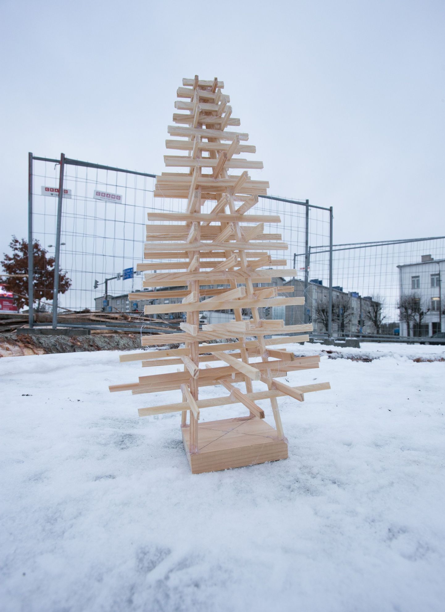 Rakvere keskväljakul algas linna jõulupuu ehitus.