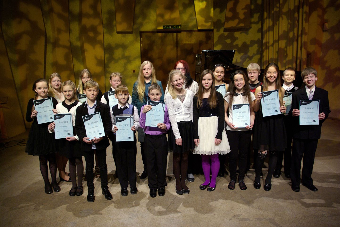 Pärnu muusikakooli noored pianistid.
