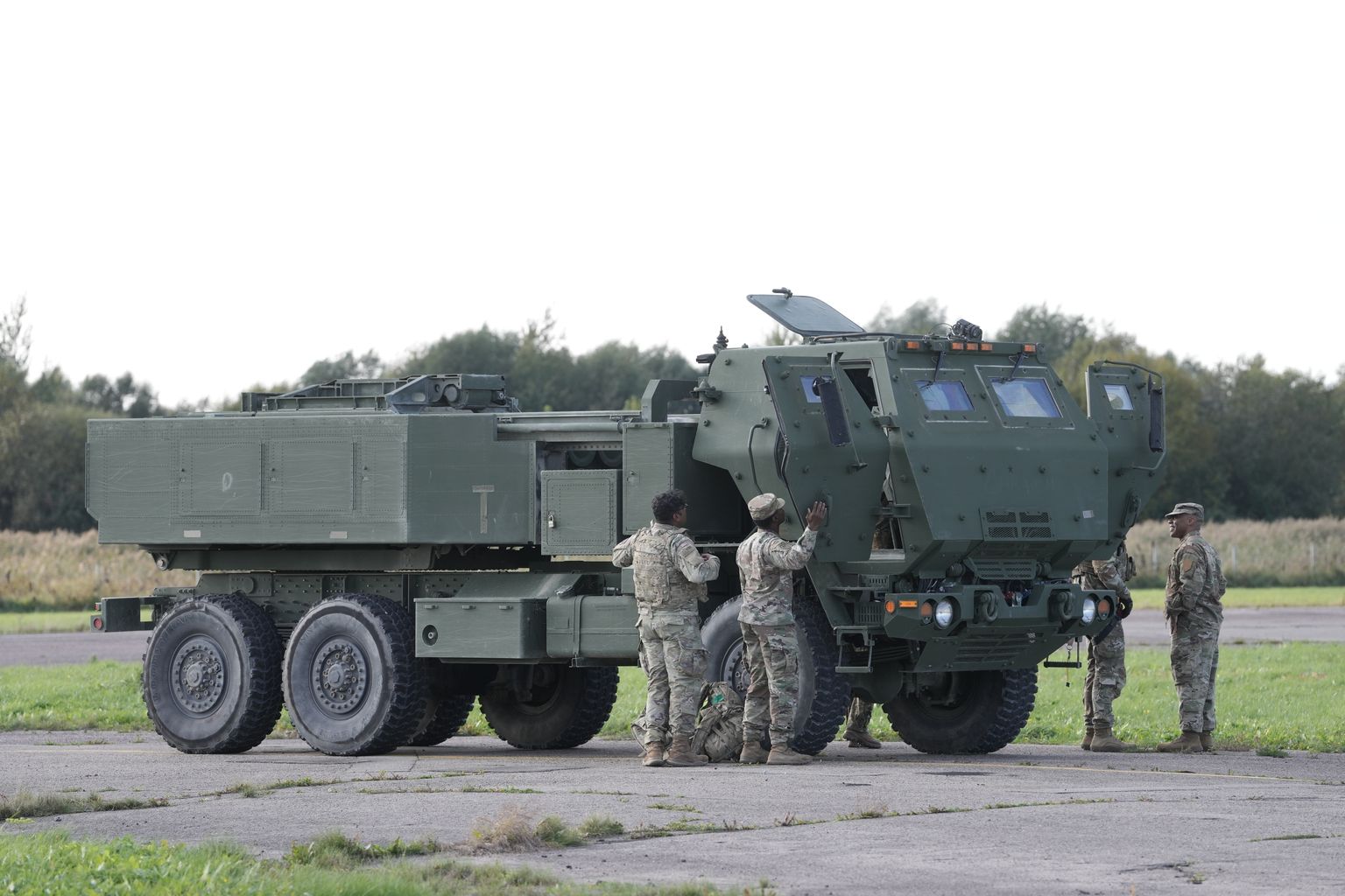 Артиллерийская система Himars на аэродроме "Спилве"