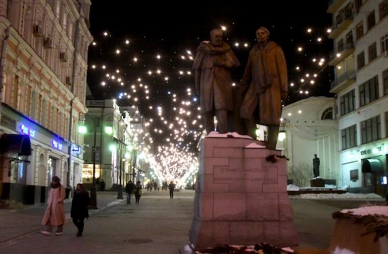 Памятник отцам-основателям МХТ Станиславскому и Немировичу-Данченко в Камергеском переулке у здания театра