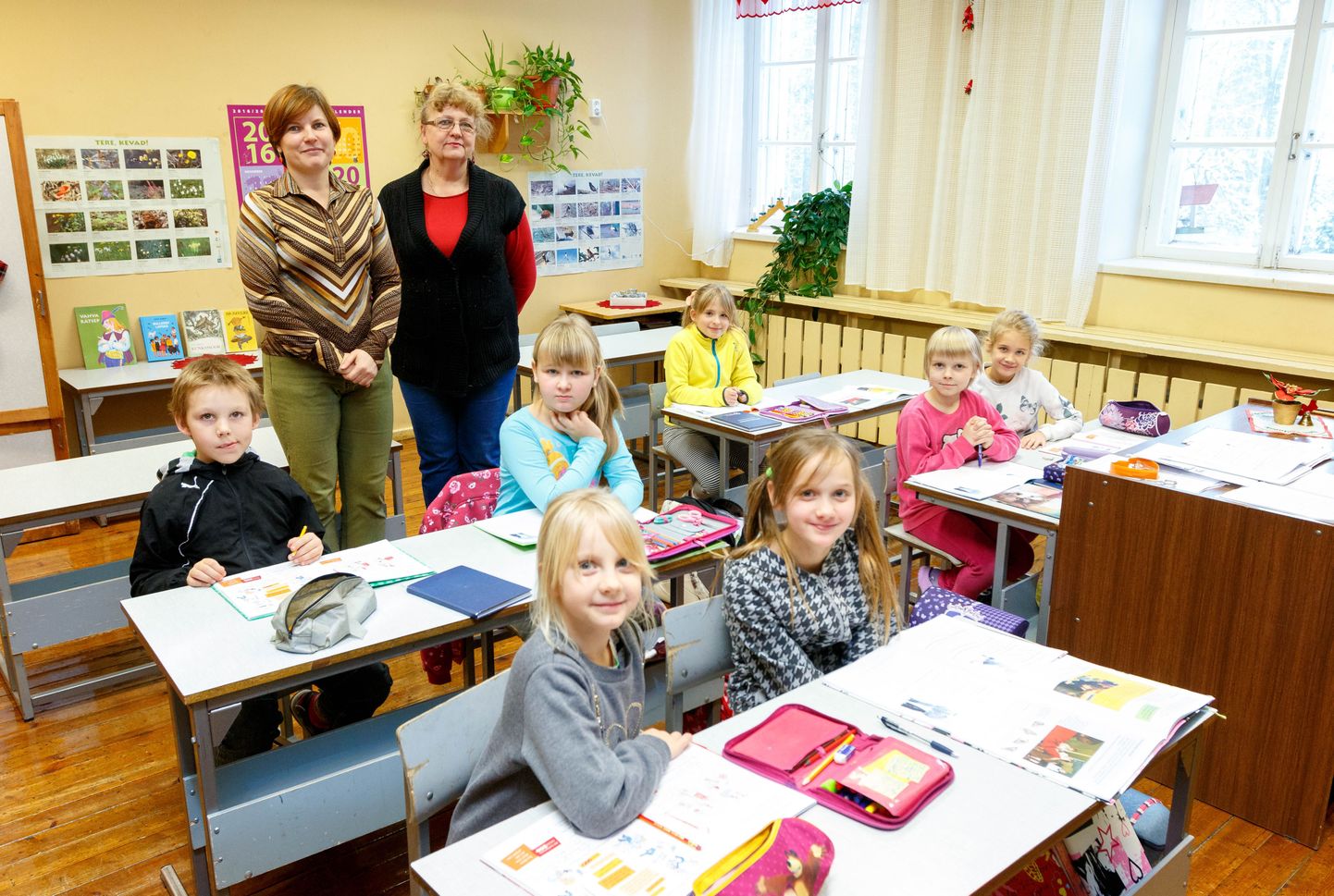 Liina Laaser (taga vasakul) ning Merle Kiissa tunnevad ennast just mõisakoolis lapsi õpetades koduselt.