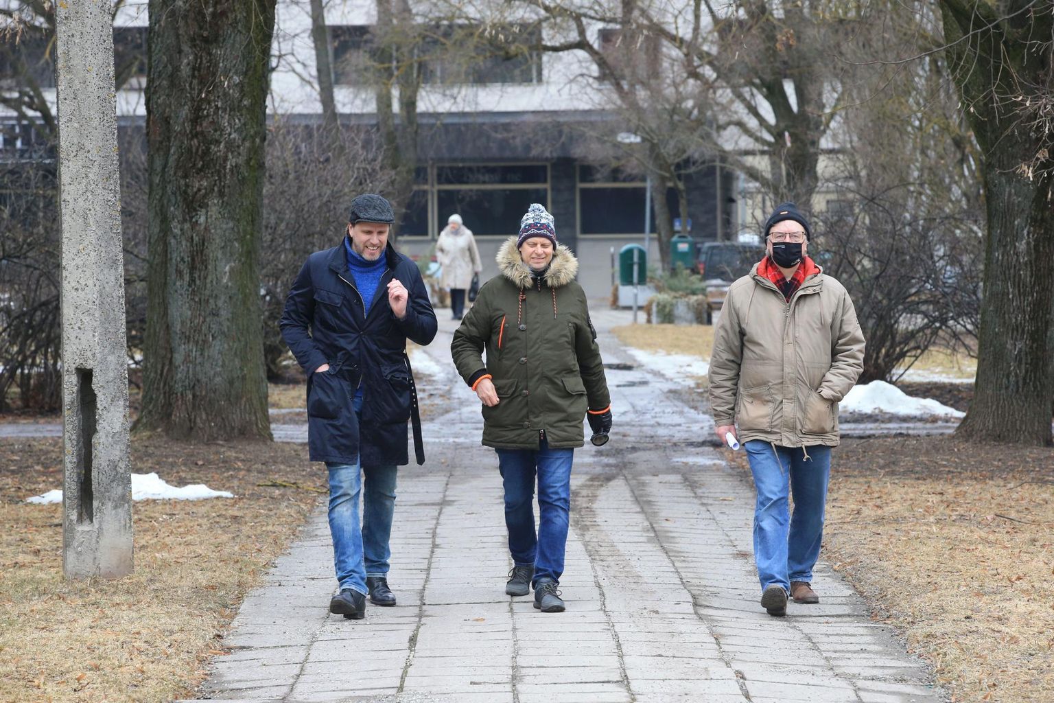 Valimisliidu Tartu Eest liikmed Tanel Tein (vasakult), Margus Jaanovits ja Vahur Kalmre Tartu keskpargis.
