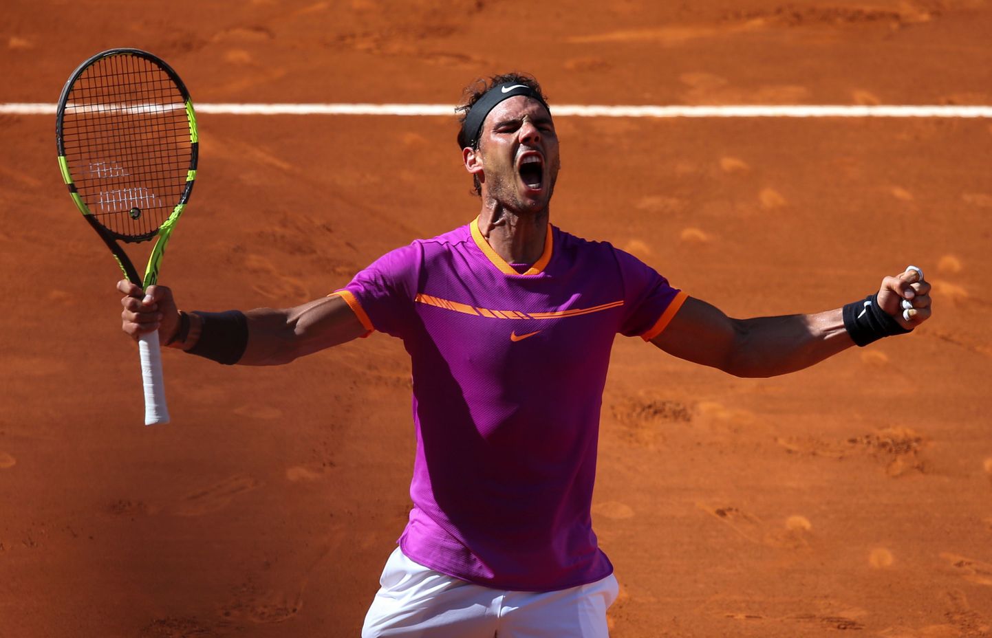 Rafael Nadal rõõmustamas Novak Djokovici alistamise üle.