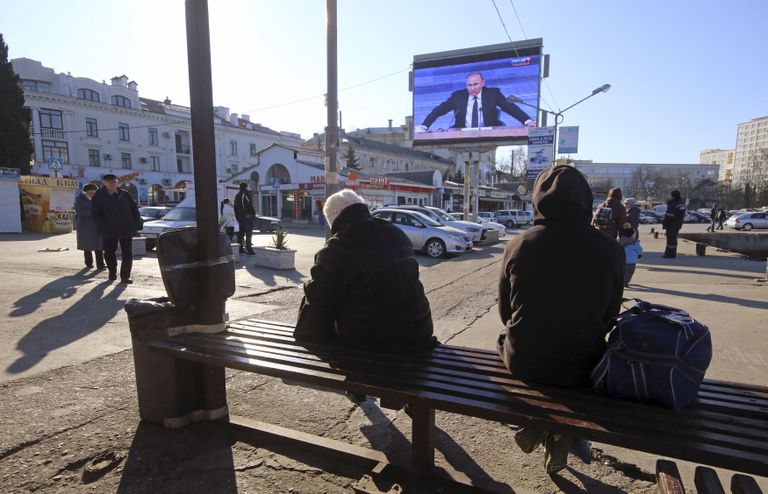 Sevastopoli elanikud Putini vastuseid kuulamas.
