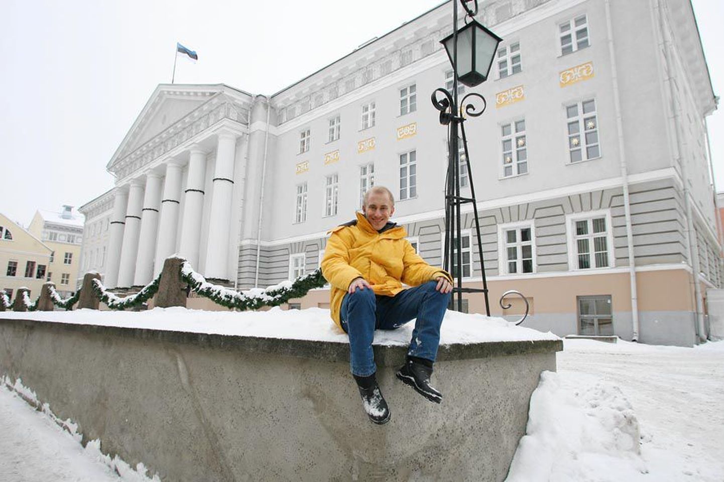 David Ogren lõbusas talvemeeleolus Tartu ülikooli peahoone ees. Ta loodab, et jääb selle kooliga seotuks veel paljudeks aastateks.