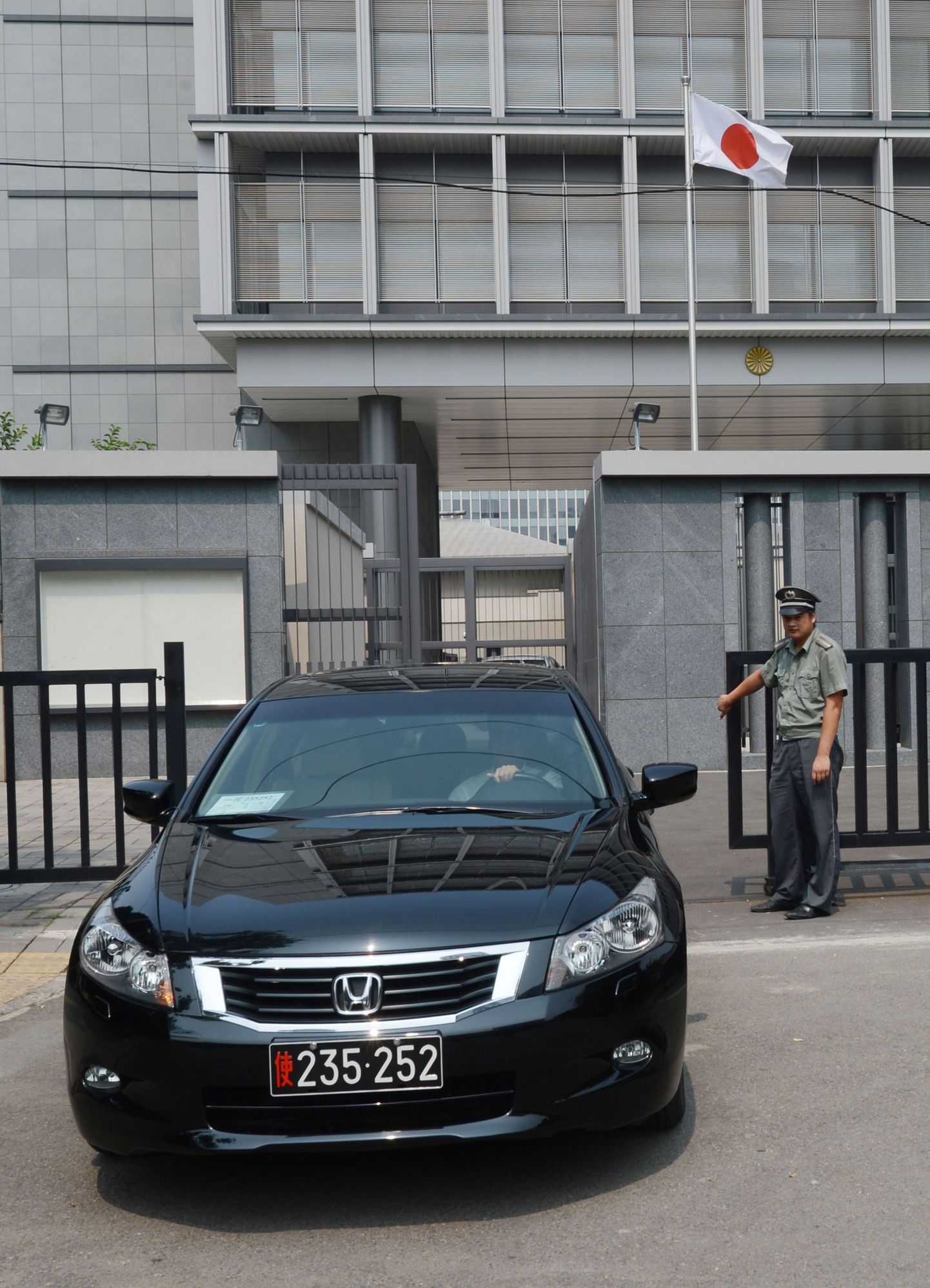 Diplomaatilise esinduse auto lahkub Jaapani saatkonnast Pekingis.