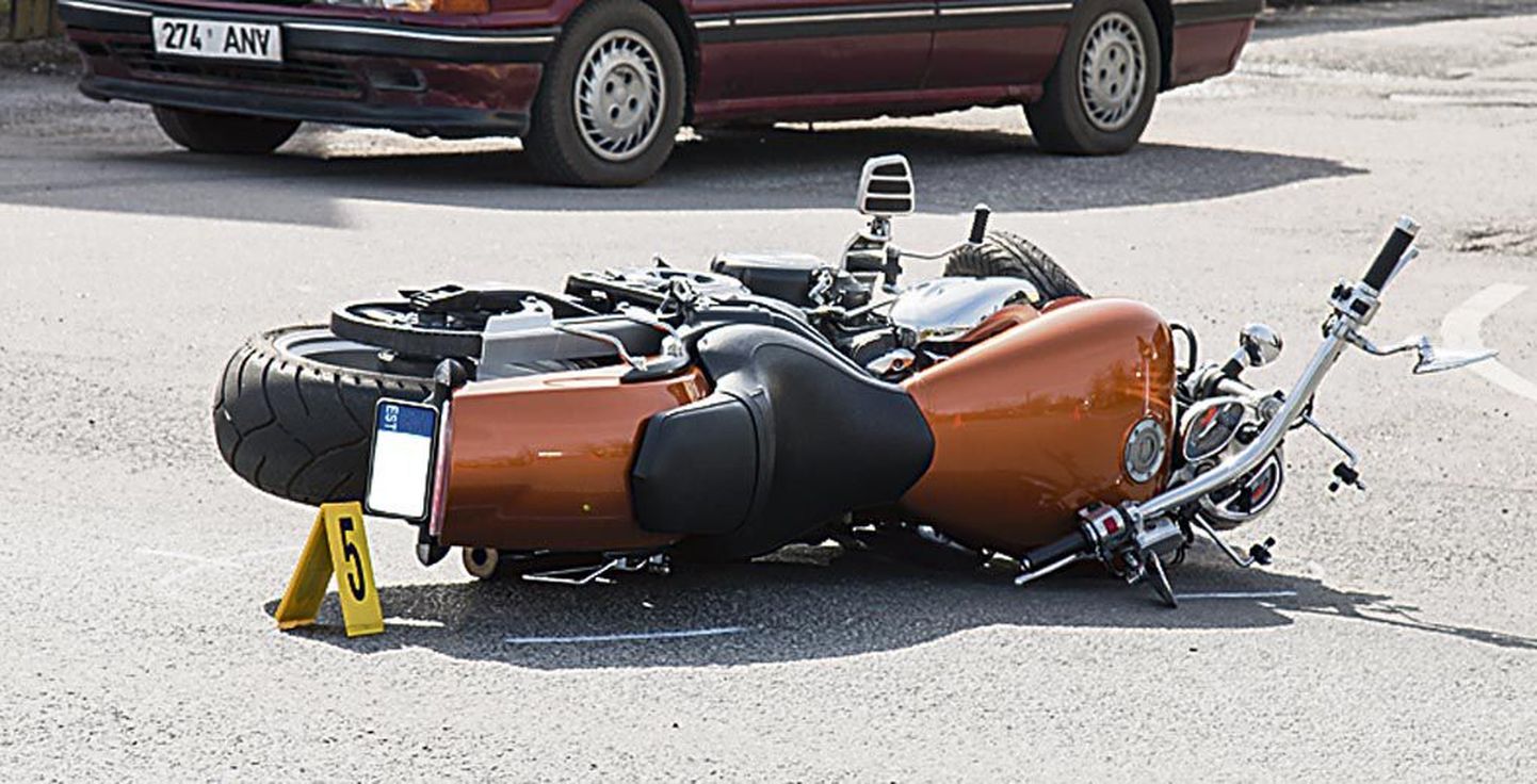 Pärnus Tallinna maanteel sai liiklusõnnetuses surma mootorrattur.