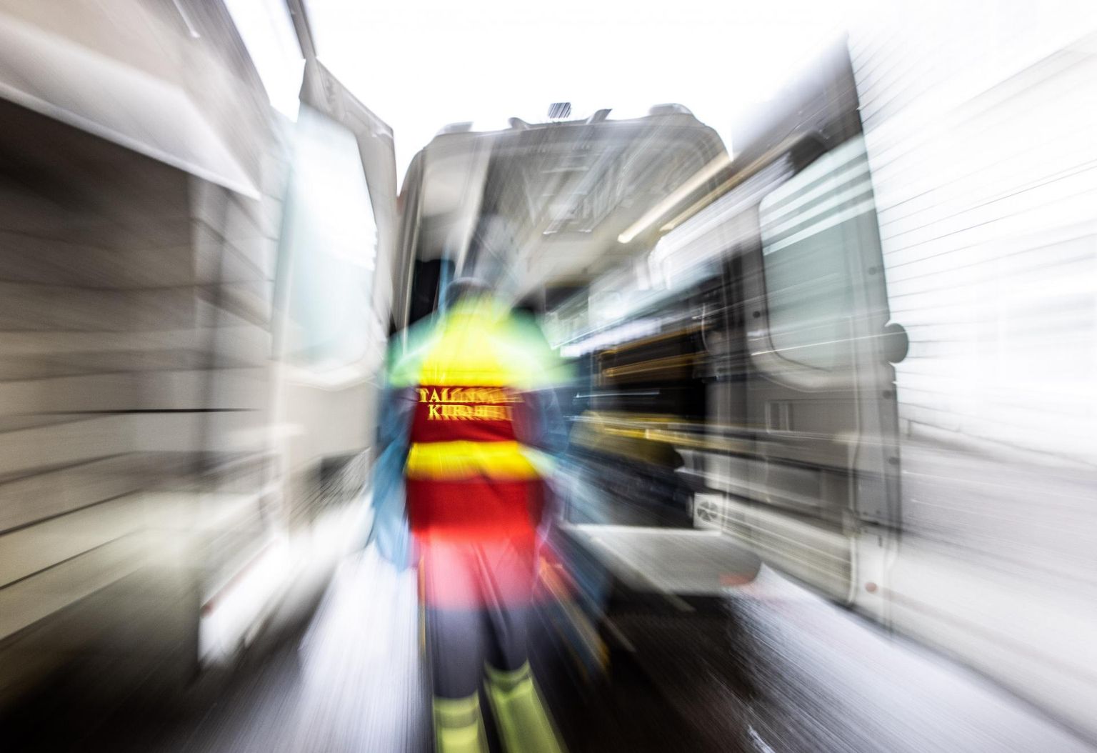 15.03.2021, Tallinn kiirabibrigaadid transportimas Lasnamäe ja Maardu koroonahaigeid Ida-Tallinna keskhaiglasse. Tairo Lutter