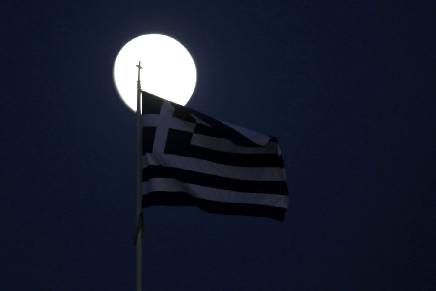 Kreeka lipp Ateenas täiskuu taustal.