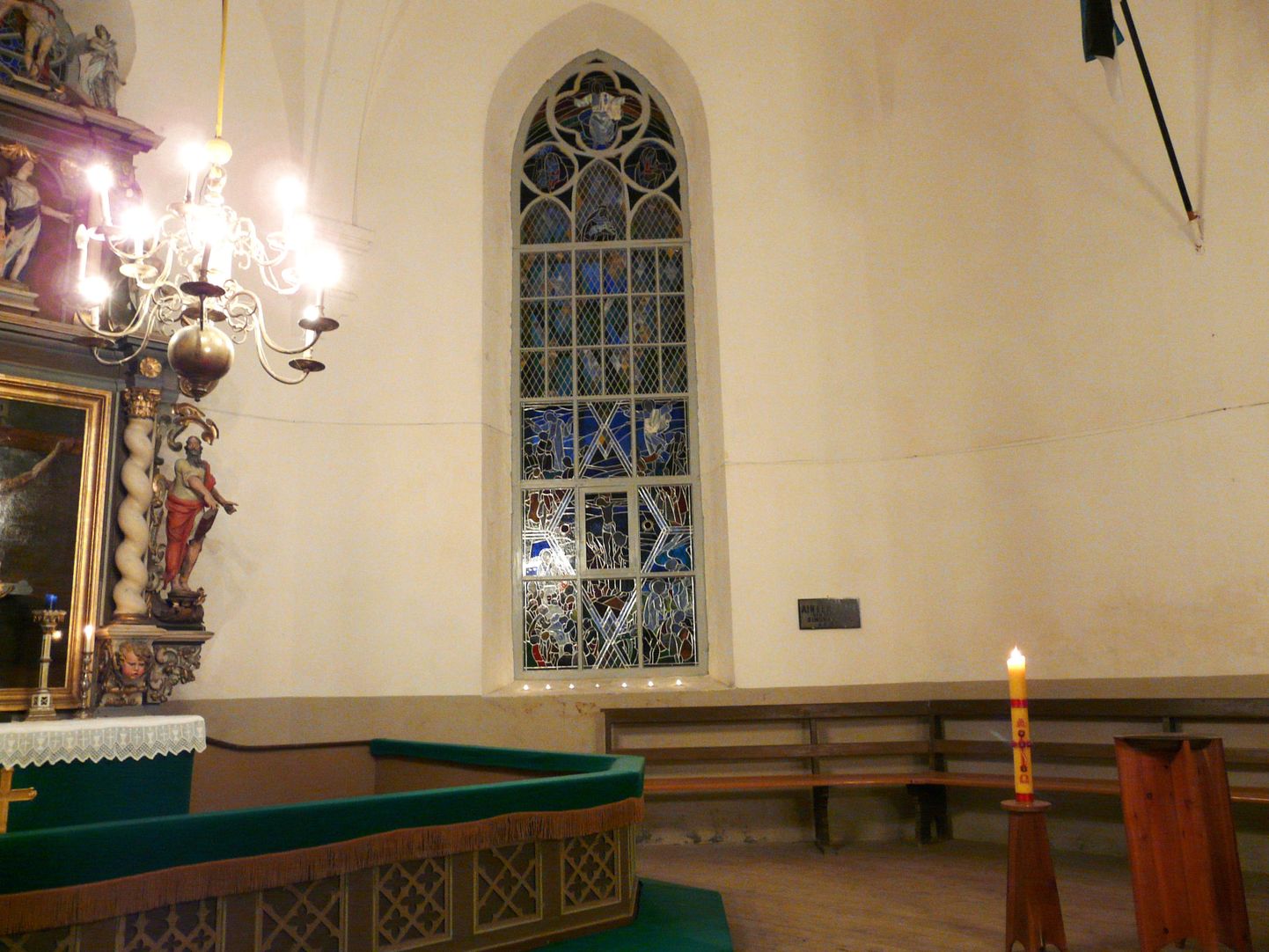 Klaasikunstnik Dolores Hoffmanni tehtud vitraažaken Simuna kirikus põhineb uue testamendi motiividel.