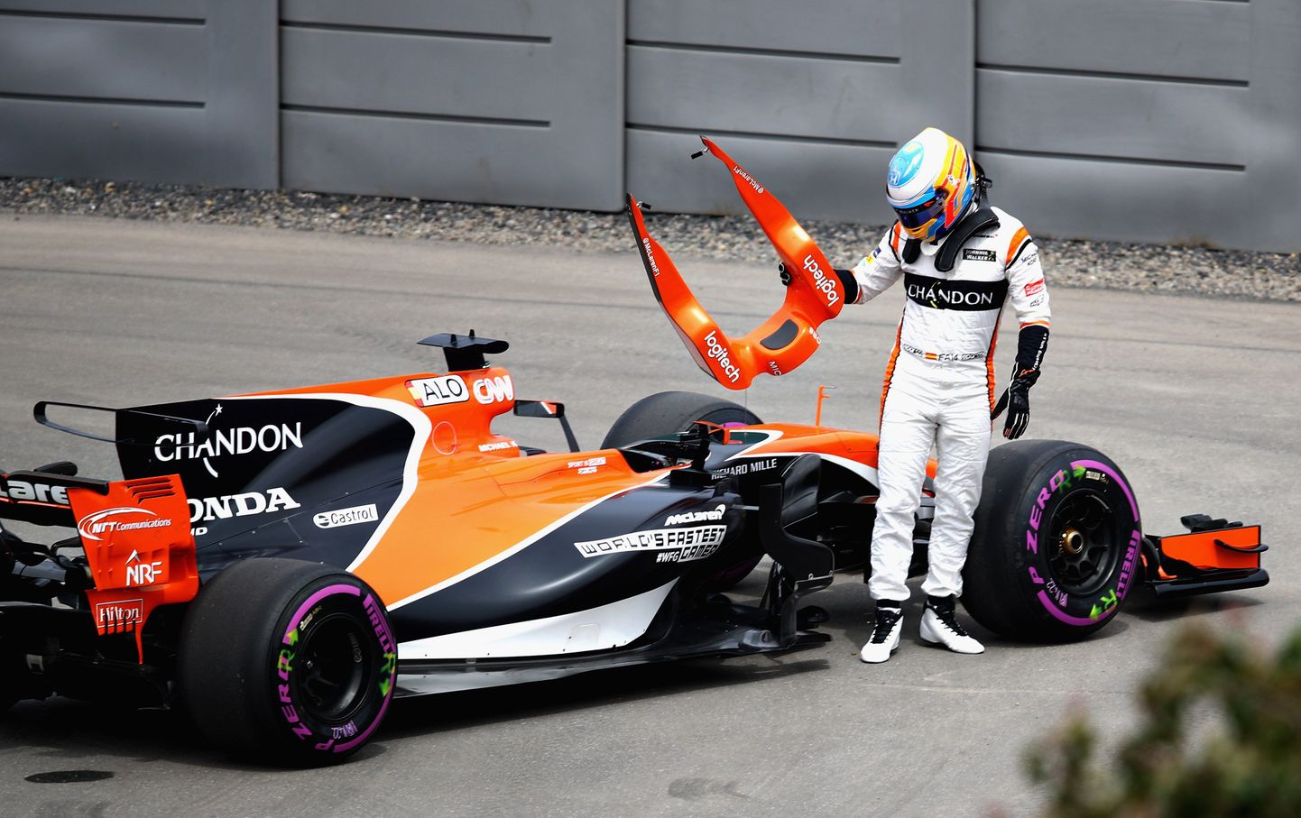 Fernando Alonso pidi jälle oma McLaren Honda raja kõrvale parkima.