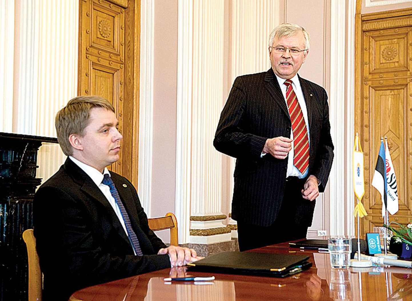 Rahvaliidu esimees Karel Rüütli (vasakul) ja Sotsiaaldemokraatliku Erakonna juht Jüri Pihl kirjutasid 12. aprillil Tallinnas alla ühiste kavatsuste deklaratsioonile.