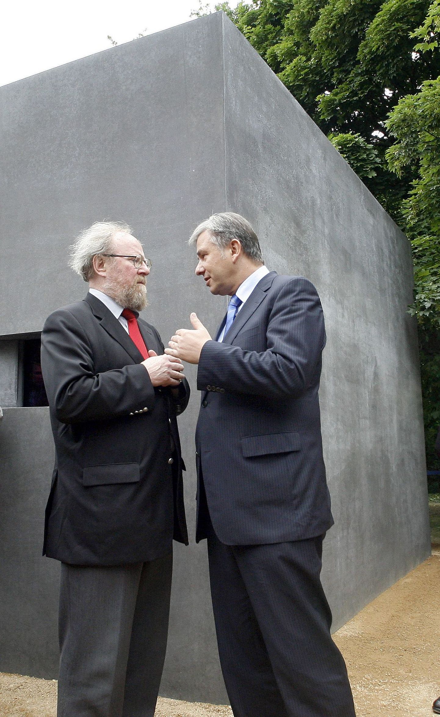 Berliini linnapea Klaus Wowereit (paremal) ja parlamendisaadik Wolfgang Thierse mälestusmärgi avatseremoonial