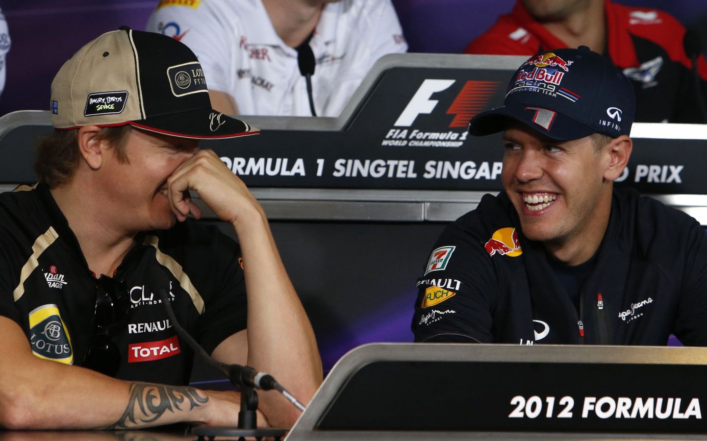 Kimi Räikkönen (vasakul) ja Sebastian Vettel juttu puhumas.