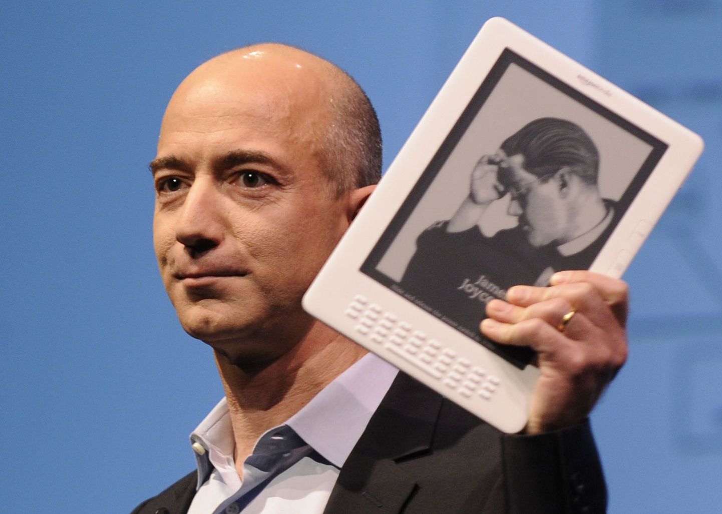 Amazon'i tegevjuht Jeff Bezos hoidmas käes e-raamatu lugejat Kindle