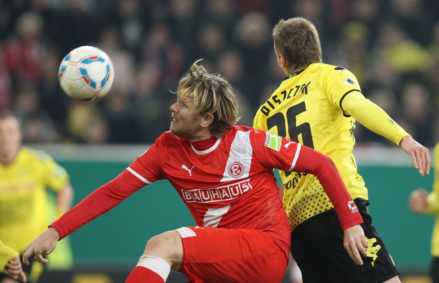 Duesseldorfi ründaja Sascha Rösler (vasakul) karikamängus Dortmundi Borussia vastu