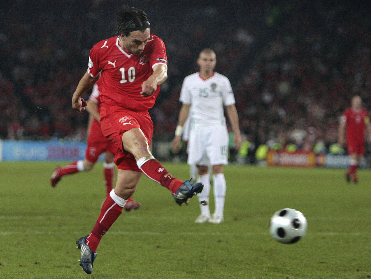 Hakan Yakin tõusis Šveitsi kangelaseks, kui lõi 2:0 võidumängus Portugali vastu meeskonna mõlemad väravad.