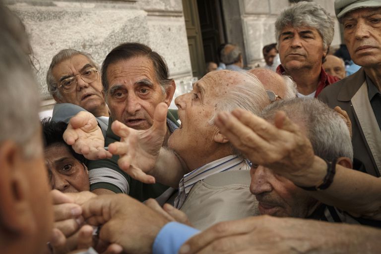 Kreeka pensionärid tunglevad panka pääsemiseks järjekorranumbrite nimel. Foto: AP / Scanpix